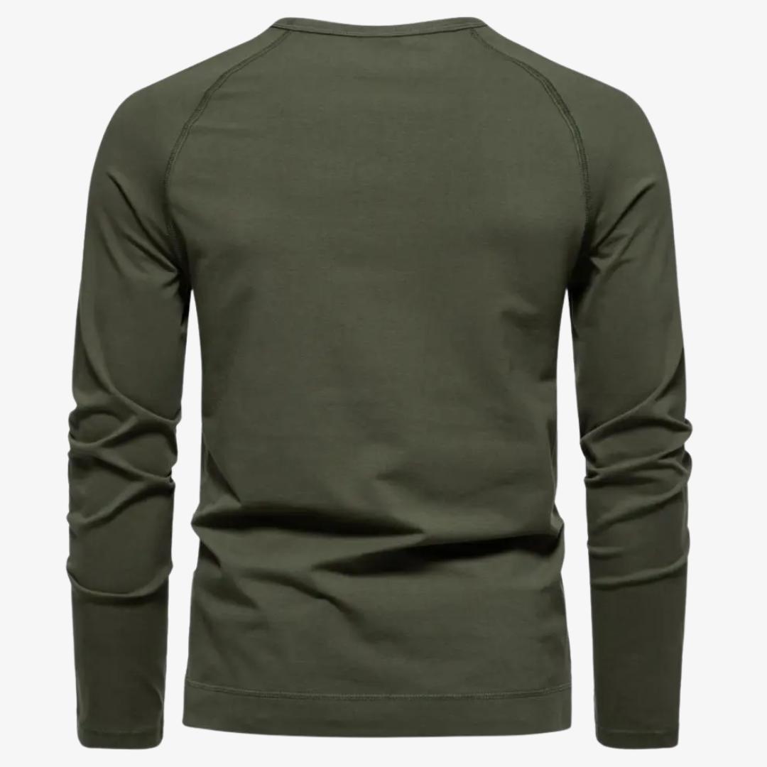 Moderner Herrenpullover in schlichtem Schnitt mit Knöpfen am Halsausschnitt