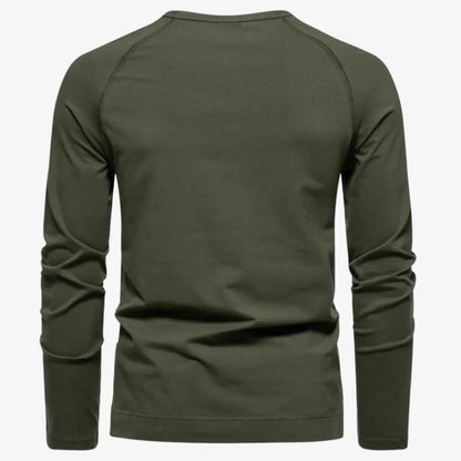 Moderner Herrenpullover in schlichtem Schnitt mit Knöpfen am Halsausschnitt