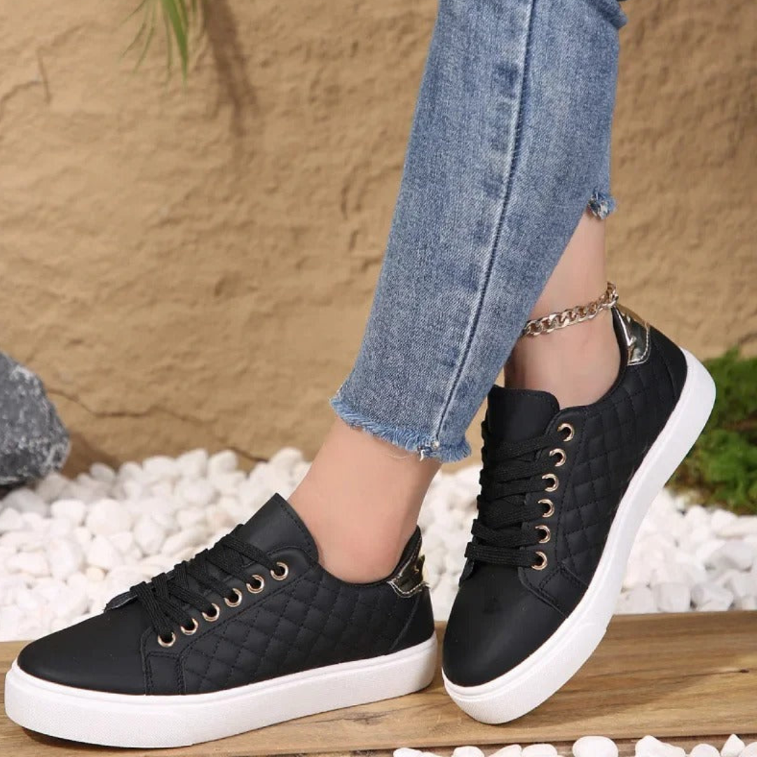 Sneakers Damen mit diamantgesteppten Seiten und flacher Sohle