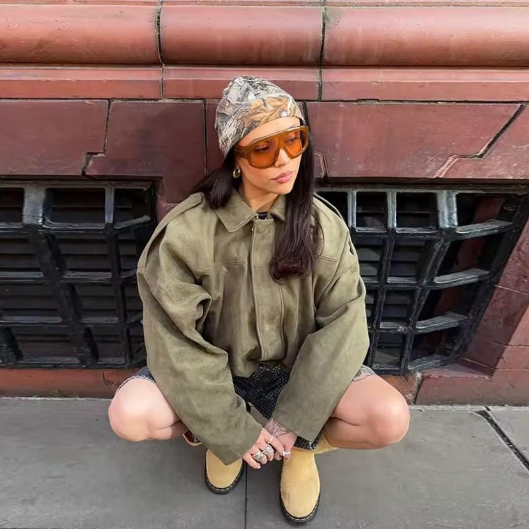 Winterjacke Damen mit Spitzem Kragen und Schulterlaschen